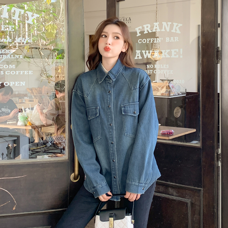 Women's Fleece-Lined Oversized Denim Shirt Jacket Korean Style Winter Layering - Image 4